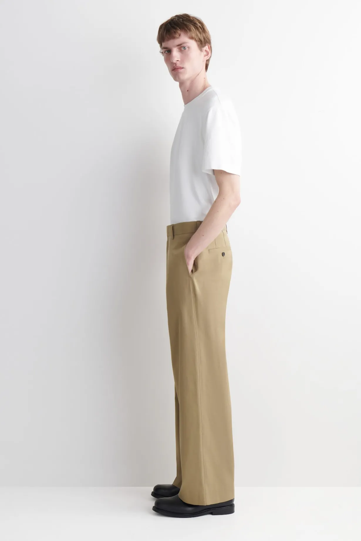 CHINOHOSE AUS BAUMWOLLE MIT WEITEM BEIN