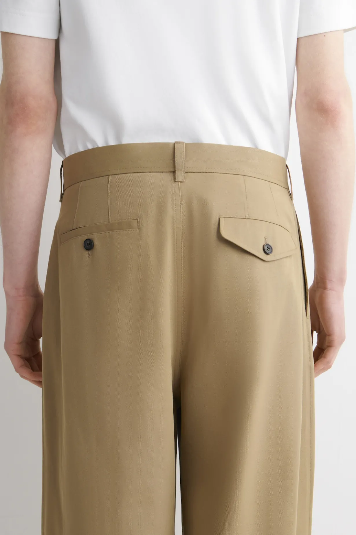 CHINOHOSE AUS BAUMWOLLE MIT WEITEM BEIN