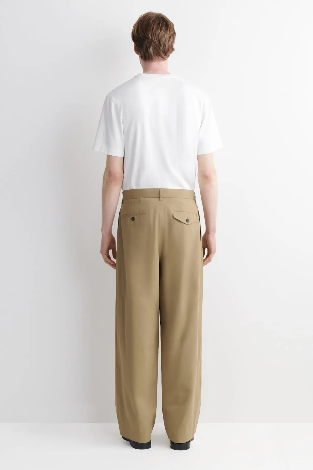 CHINOHOSE AUS BAUMWOLLE MIT WEITEM BEIN