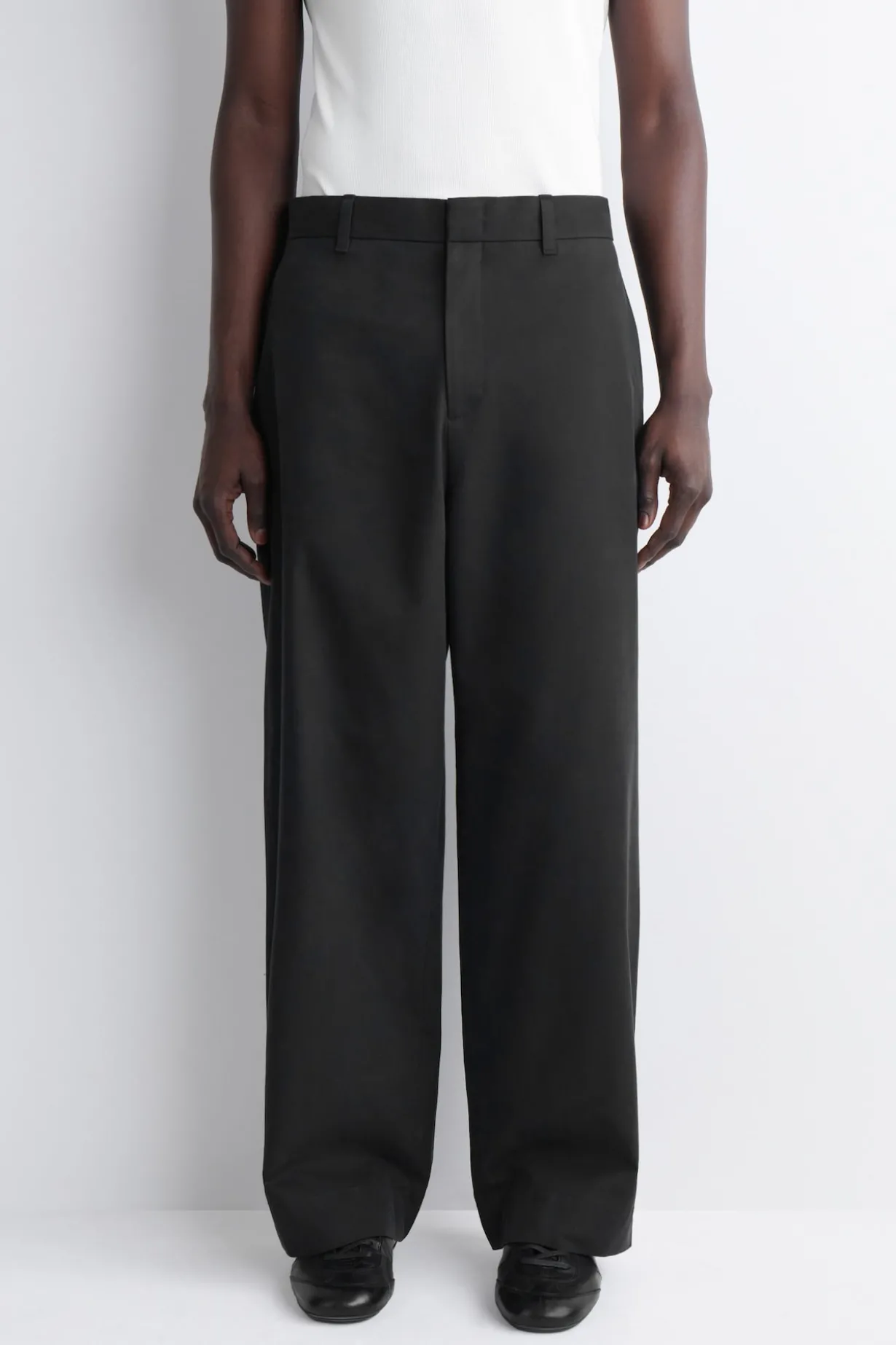 CHINOHOSE AUS BAUMWOLLE MIT WEITEM BEIN