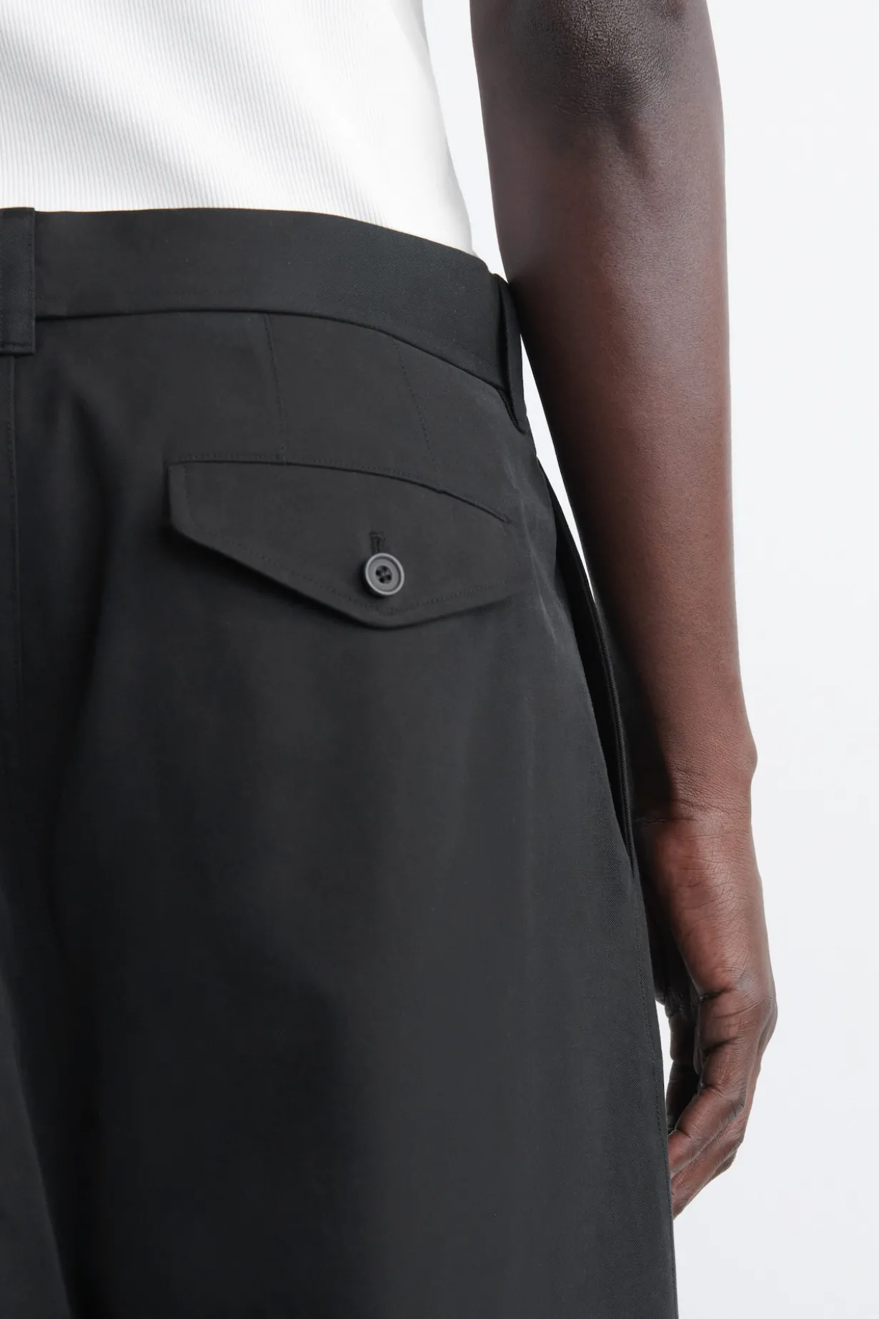 CHINOHOSE AUS BAUMWOLLE MIT WEITEM BEIN