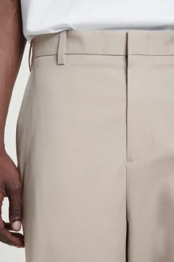 CHINOHOSE AUS BAUMWOLLE MIT WEITEM BEIN