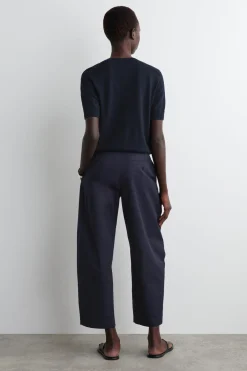 CHINOHOSE MIT FALTEN UND BARREL-BEIN