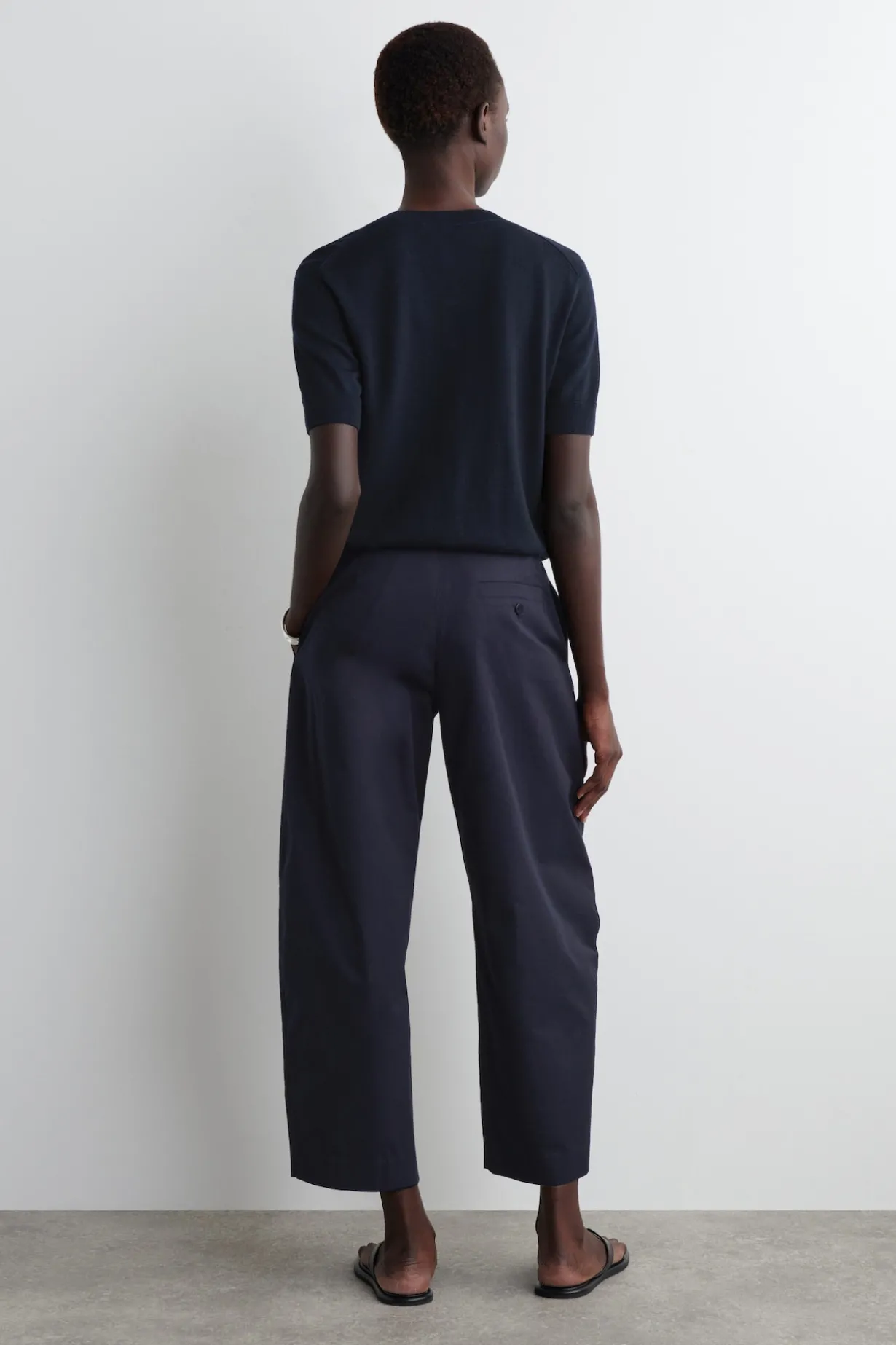CHINOHOSE MIT FALTEN UND BARREL-BEIN