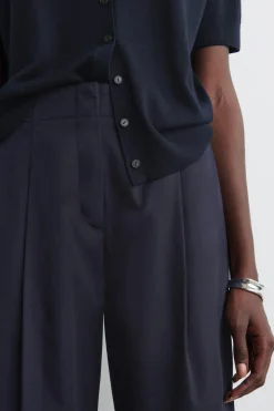 CHINOHOSE MIT FALTEN UND BARREL-BEIN