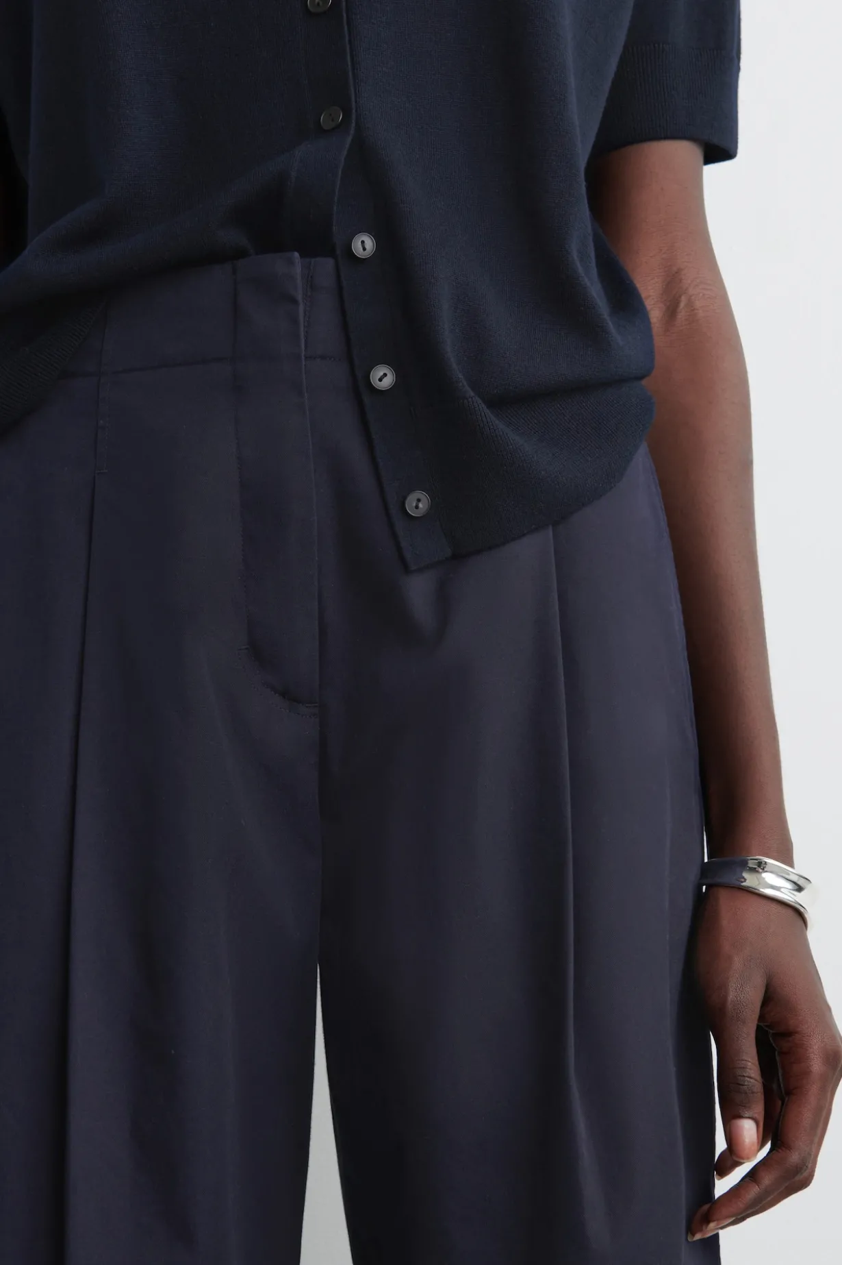CHINOHOSE MIT FALTEN UND BARREL-BEIN