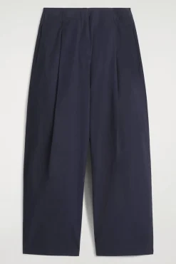 CHINOHOSE MIT FALTEN UND BARREL-BEIN