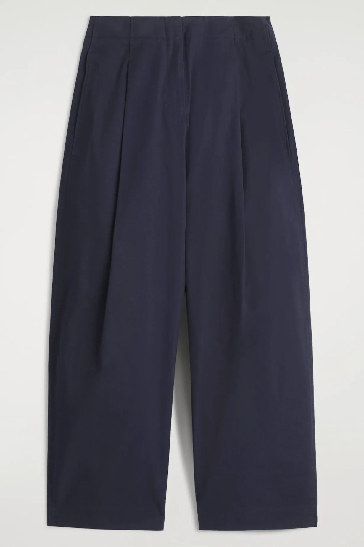 CHINOHOSE MIT FALTEN UND BARREL-BEIN
