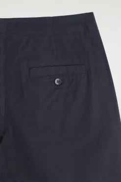 CHINOHOSE MIT FALTEN UND BARREL-BEIN