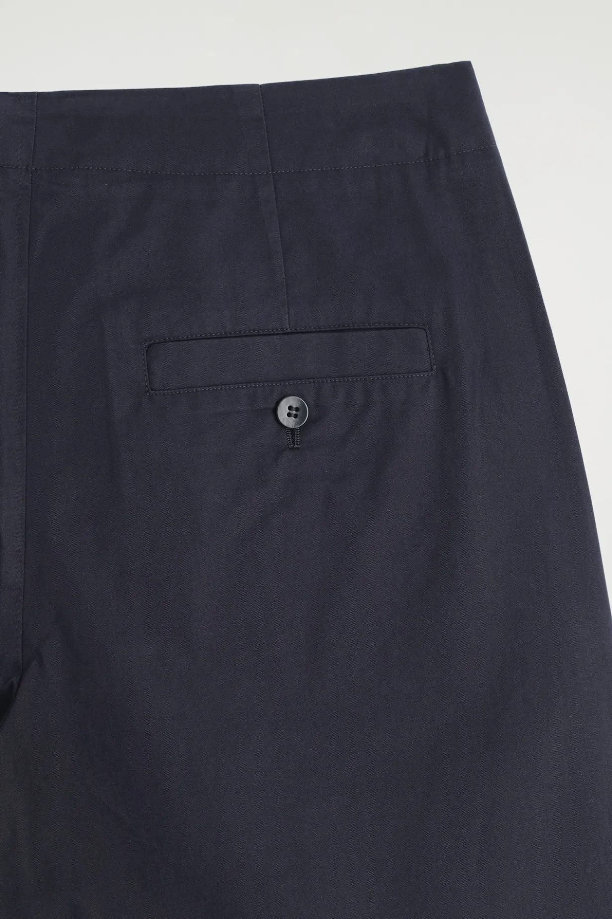 CHINOHOSE MIT FALTEN UND BARREL-BEIN
