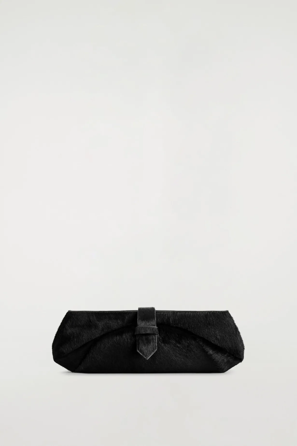 CLUTCH MIT GÜRTEL - LEDER MIT PONYHAAR-EFFEKT