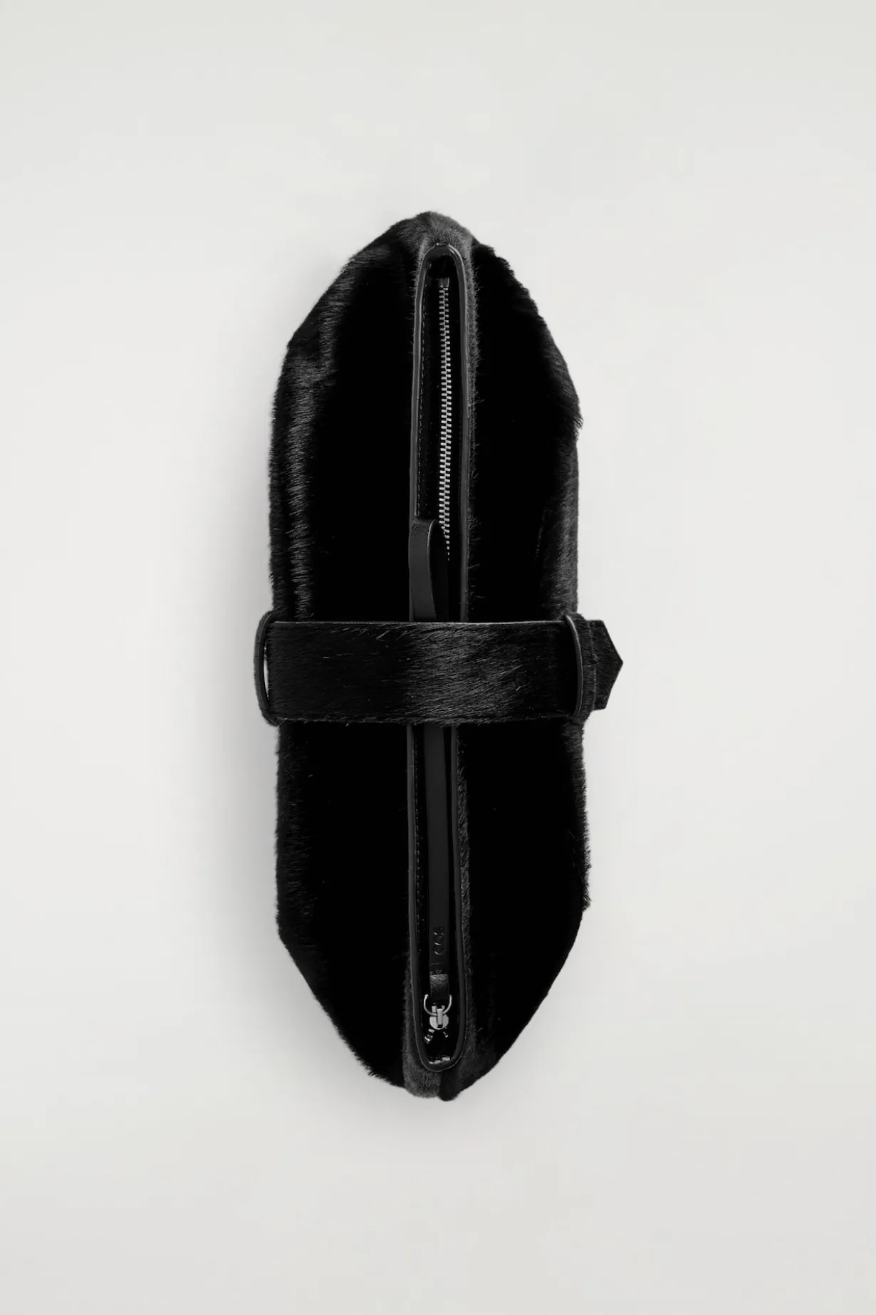CLUTCH MIT GÜRTEL - LEDER MIT PONYHAAR-EFFEKT