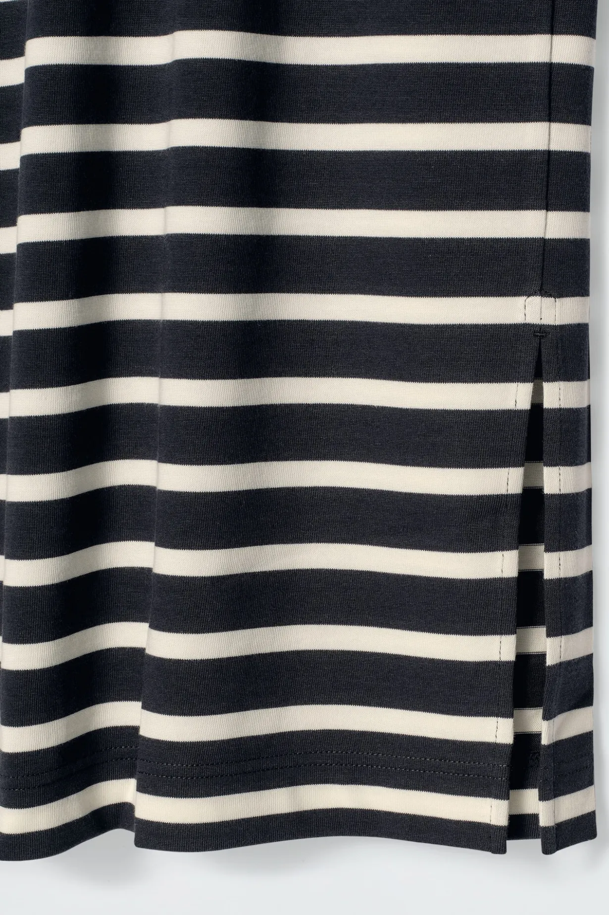 COLUMN DRESS AUS JERSEY IN MIDILÄNGE
