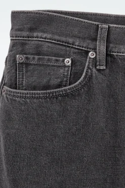 COLUMN JEANS MIT GERADEM BEIN