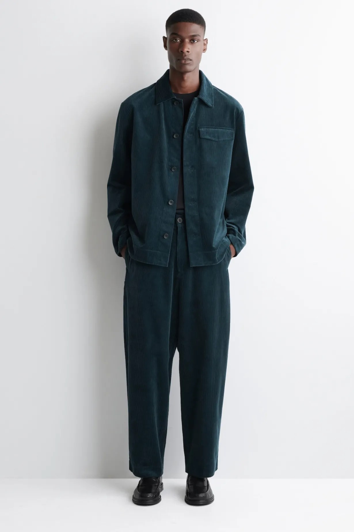CORDHOSE MIT SCHMAL ZULAUFENDEM BEIN