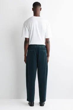 CORDHOSE MIT SCHMAL ZULAUFENDEM BEIN