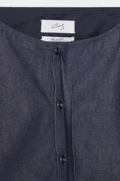 DAS HEMD AUS RAW DENIM MIT GERADEM AUSSCHNITT