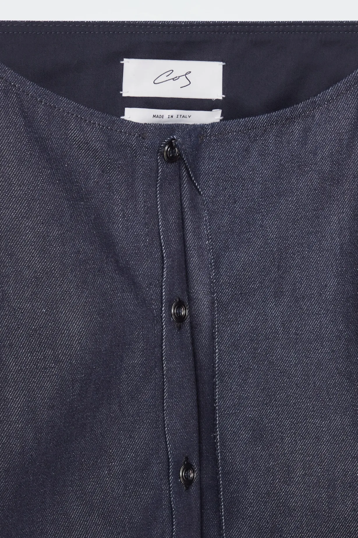 DAS HEMD AUS RAW DENIM MIT GERADEM AUSSCHNITT