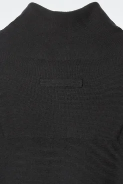 DAS KLEID AUS MERINOWOLLE MIT STEHKRAGEN