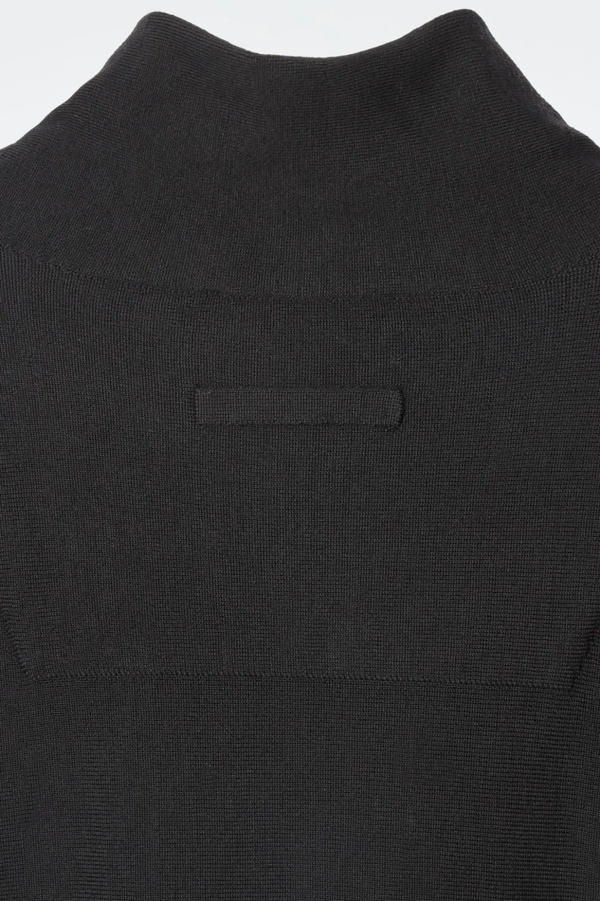 DAS KLEID AUS MERINOWOLLE MIT STEHKRAGEN