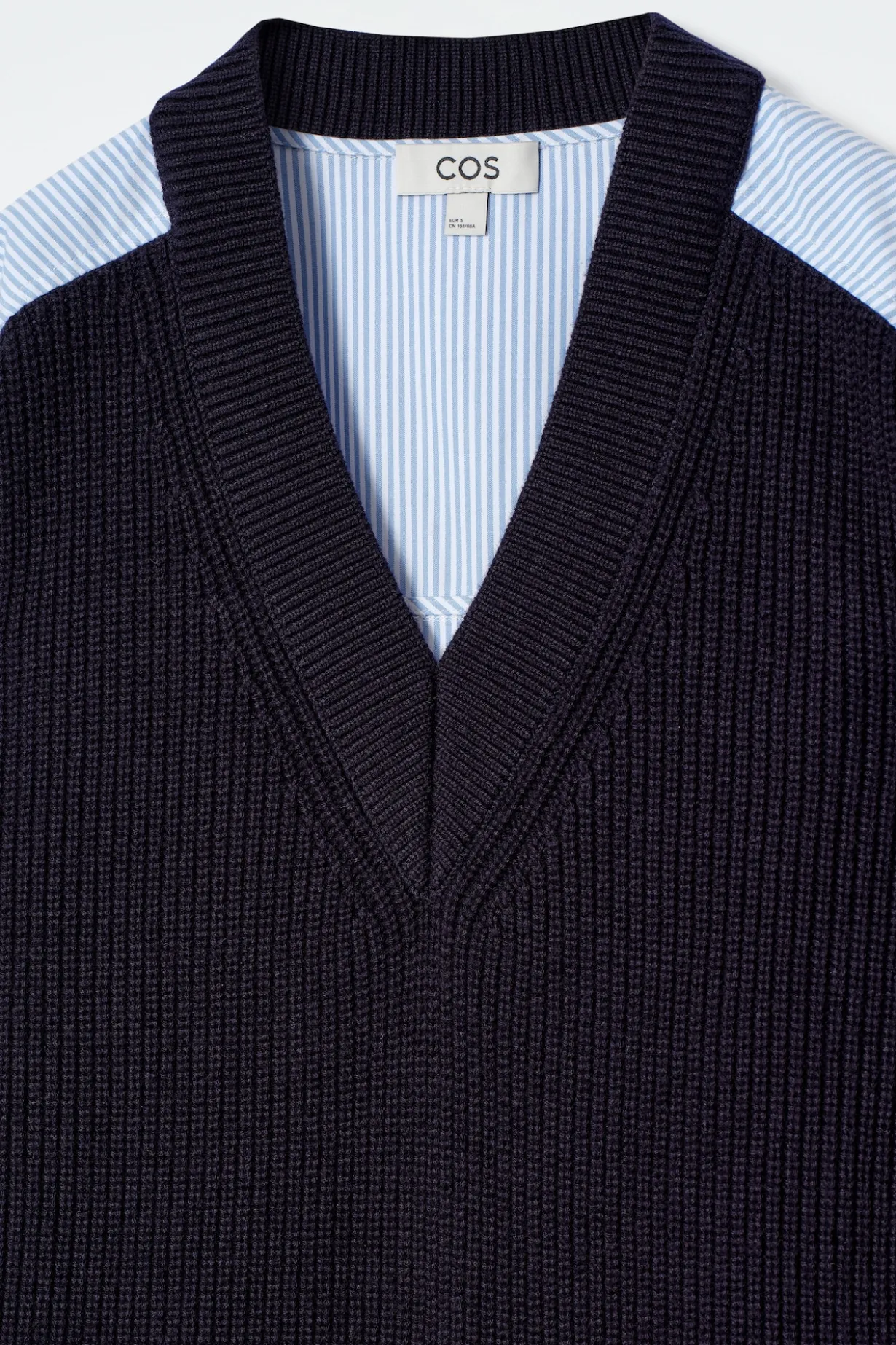 DEKONSTRUIERTER WOLLPULLOVER MIT POPELINE