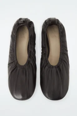DIE BALLERINAS AUS GERAFFTEM LEDER