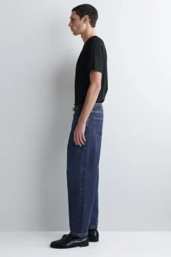 DOME JEANS MIT GERADEM BEIN UND LOCKERER PASSFORM