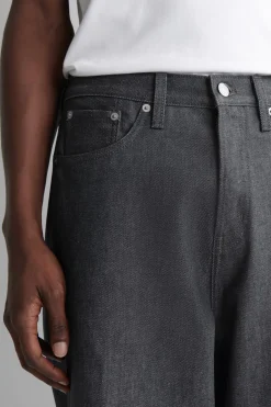 DOME JEANS MIT GERADEM BEIN UND LOCKERER PASSFORM
