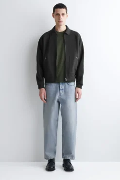 DOME JEANS MIT GERADEM BEIN UND LOCKERER PASSFORM