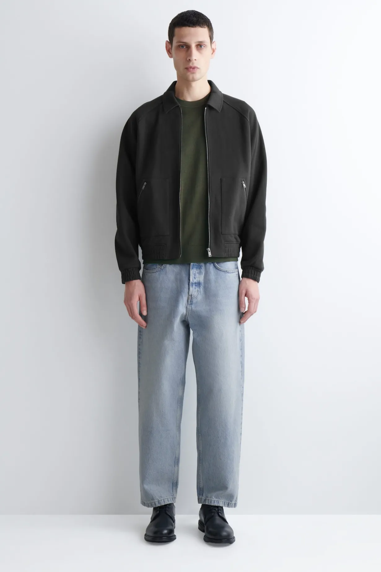 DOME JEANS MIT GERADEM BEIN UND LOCKERER PASSFORM