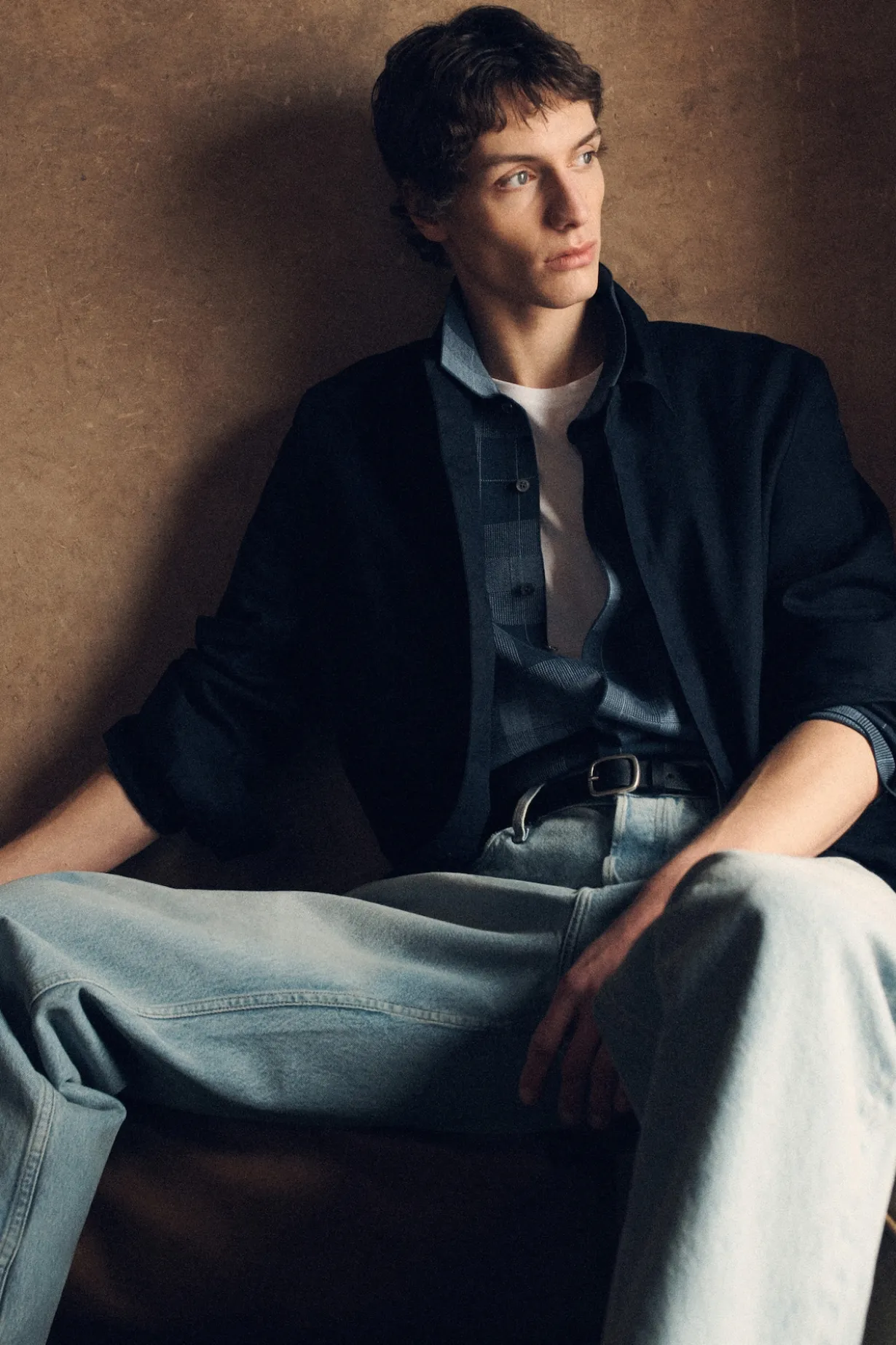 DOME JEANS MIT GERADEM BEIN UND LOCKERER PASSFORM