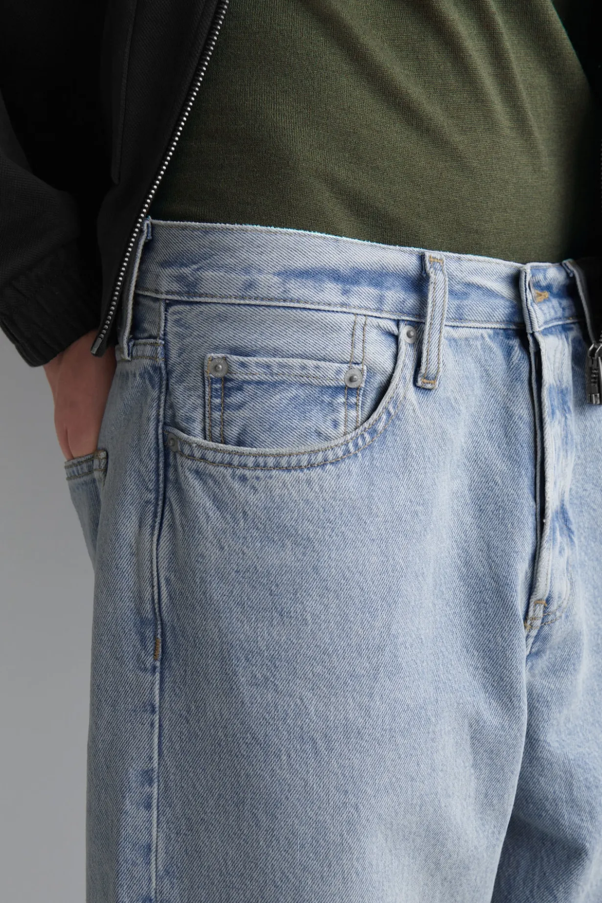 DOME JEANS MIT GERADEM BEIN UND LOCKERER PASSFORM