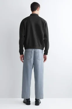 DOME JEANS MIT GERADEM BEIN UND LOCKERER PASSFORM