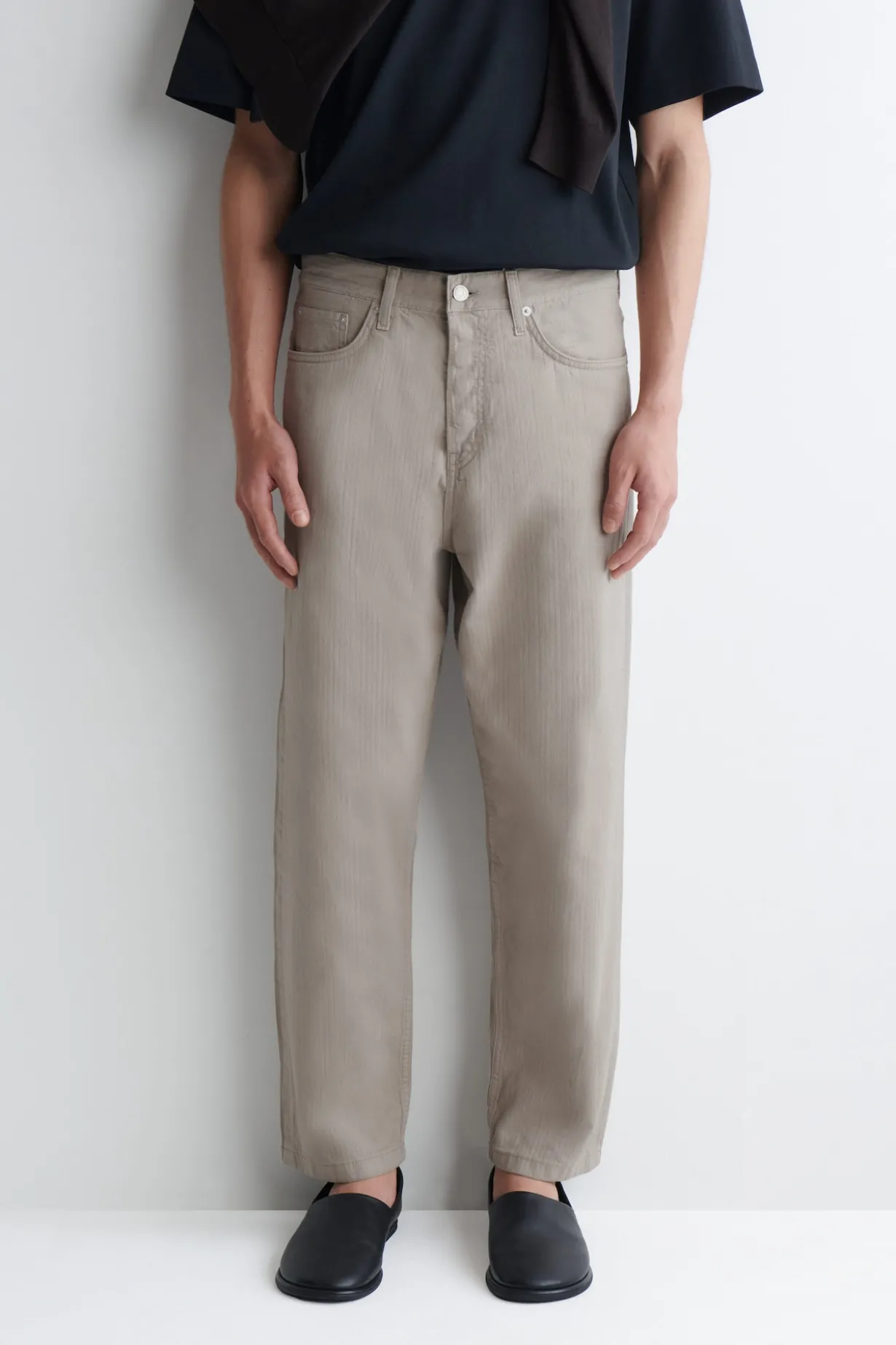 DOME JEANS MIT GERADEM BEIN UND LOCKERER PASSFORM