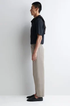 DOME JEANS MIT GERADEM BEIN UND LOCKERER PASSFORM