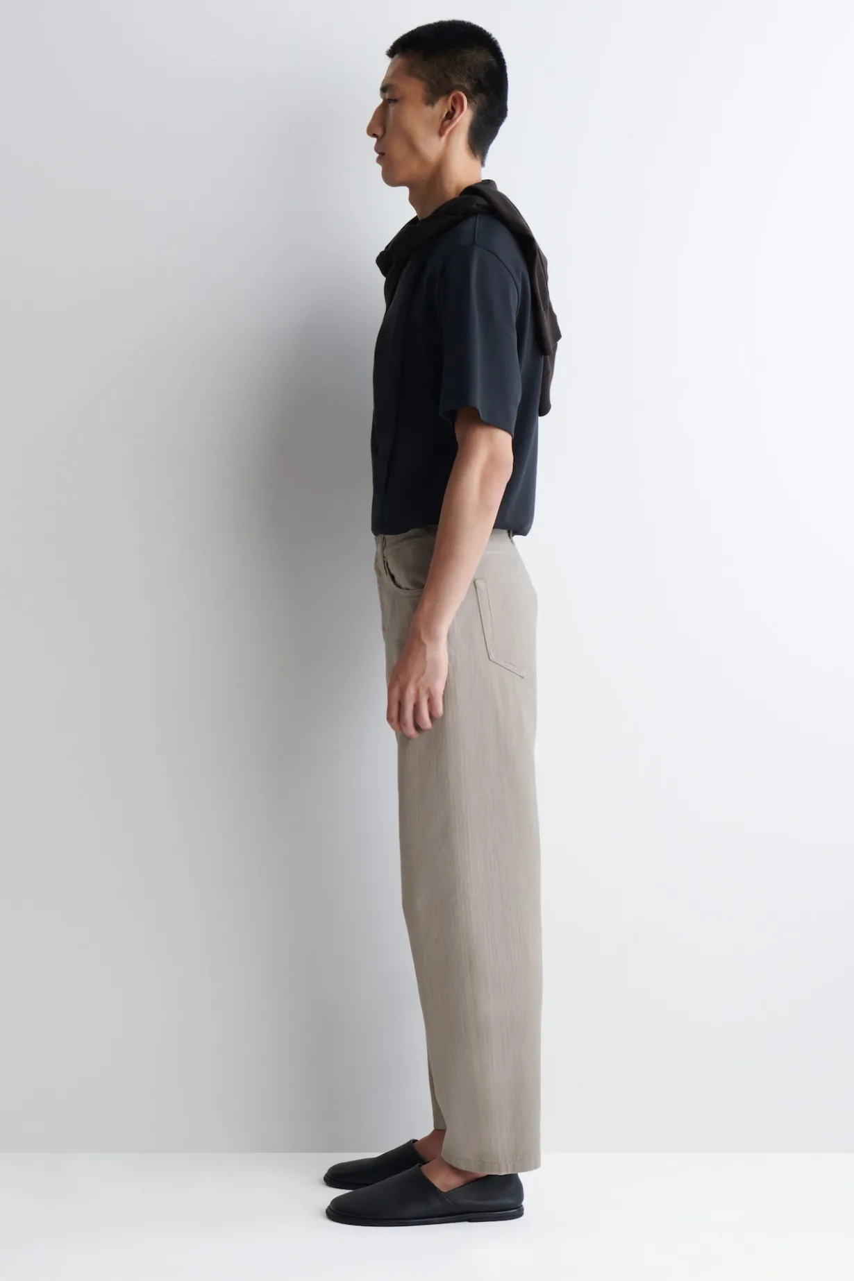 DOME JEANS MIT GERADEM BEIN UND LOCKERER PASSFORM