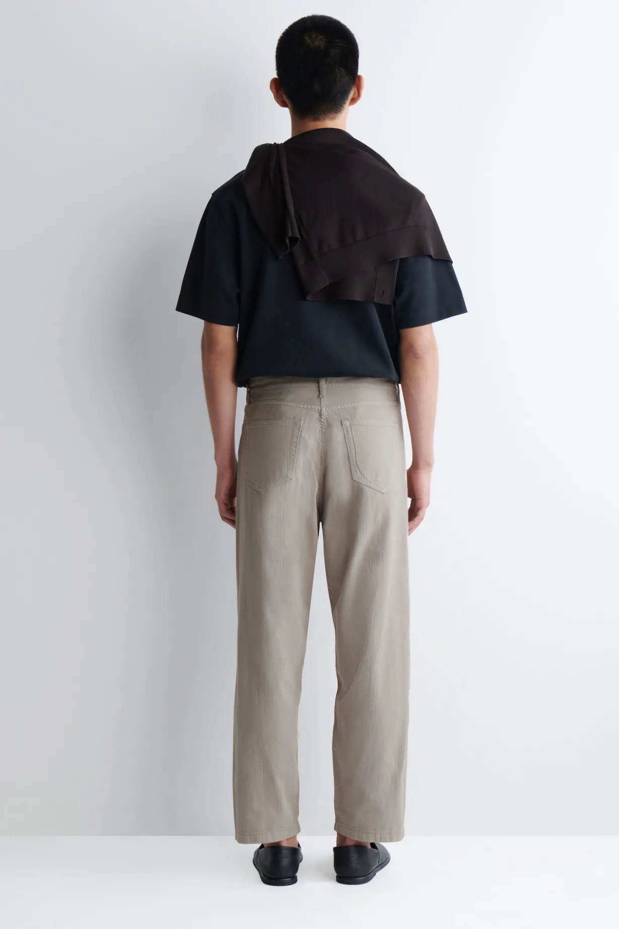 DOME JEANS MIT GERADEM BEIN UND LOCKERER PASSFORM
