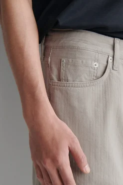 DOME JEANS MIT GERADEM BEIN UND LOCKERER PASSFORM