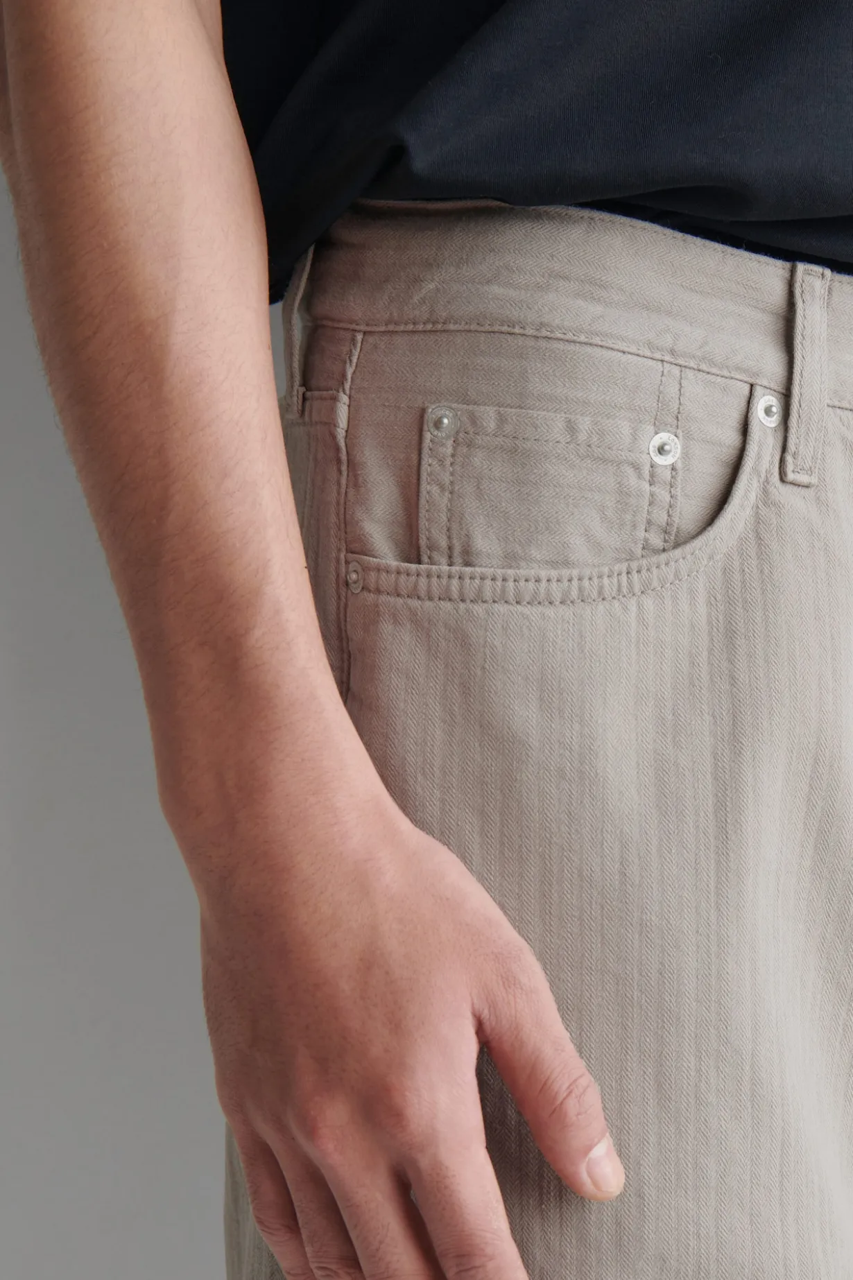 DOME JEANS MIT GERADEM BEIN UND LOCKERER PASSFORM