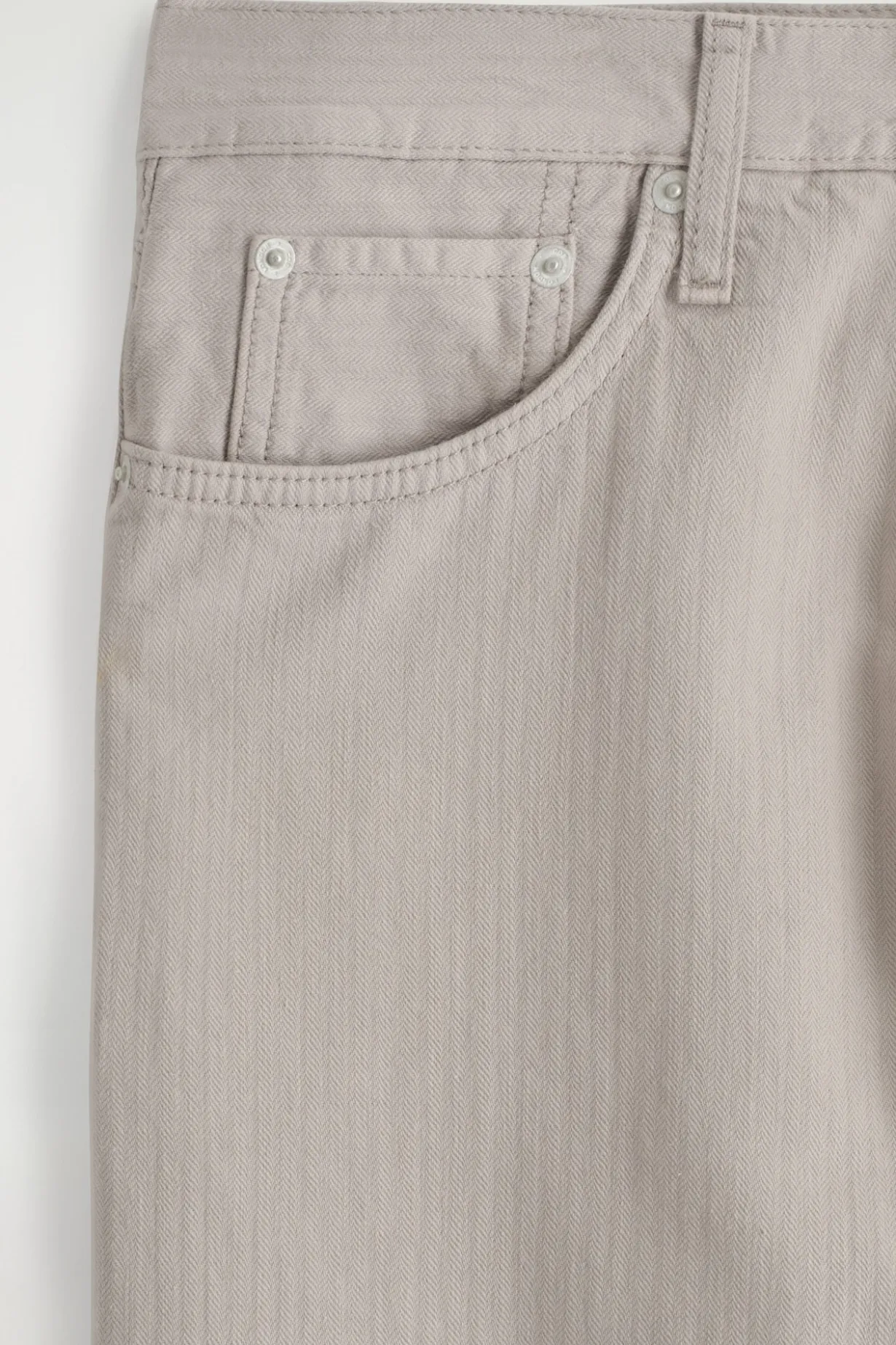DOME JEANS MIT GERADEM BEIN UND LOCKERER PASSFORM