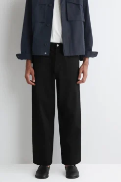 DOME JEANS MIT GERADEM BEIN UND LOCKERER PASSFORM