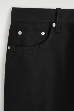 DOME JEANS MIT GERADEM BEIN UND LOCKERER PASSFORM