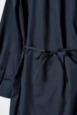 DOPPELREIHIGES HEMDKLEID IN MIDILÄNGE