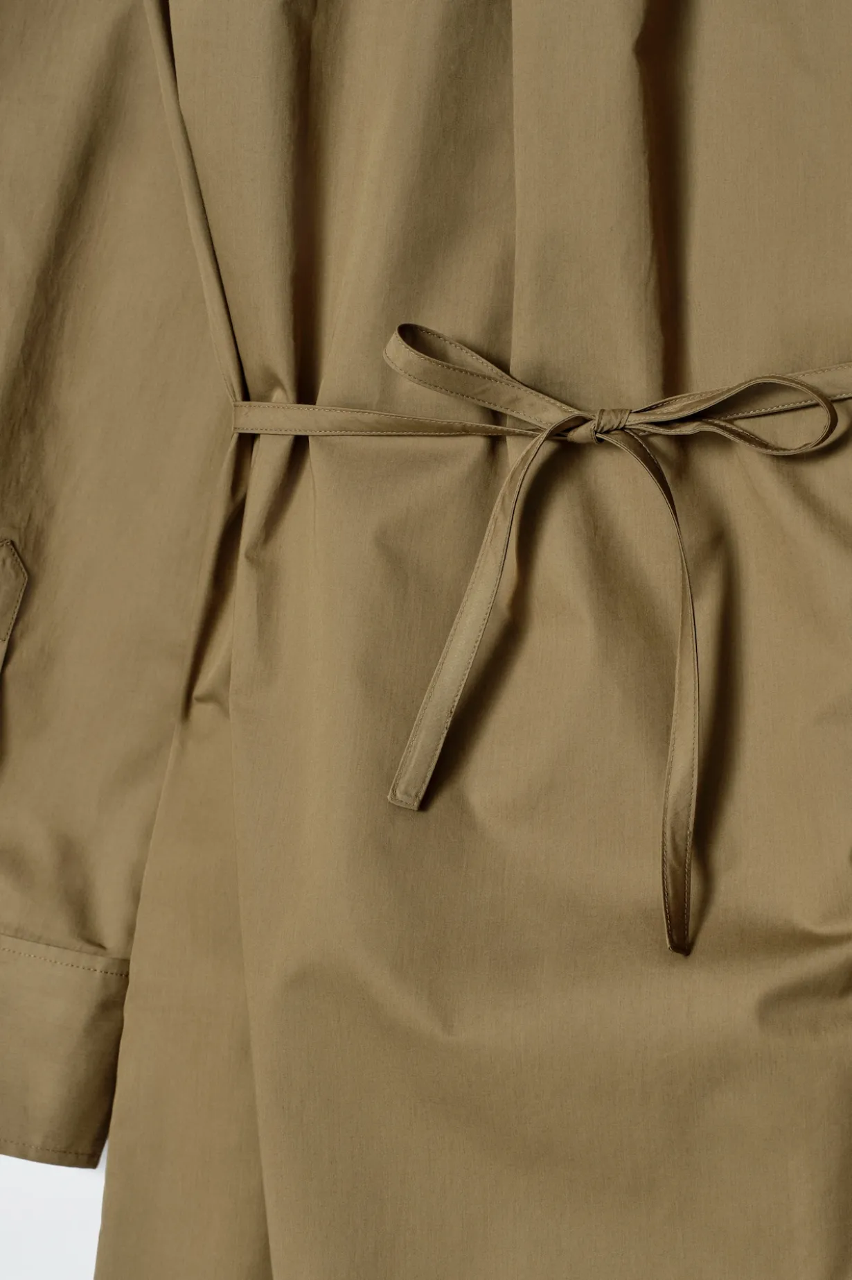 DOPPELREIHIGES HEMDKLEID IN MIDILÄNGE