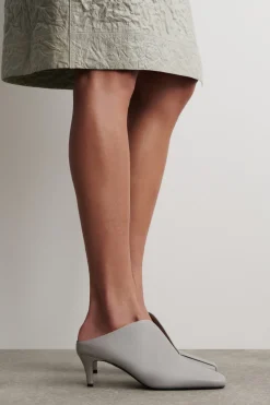 DRAPIERTE MULES AUS LEDER MIT KITTEN-HEEL