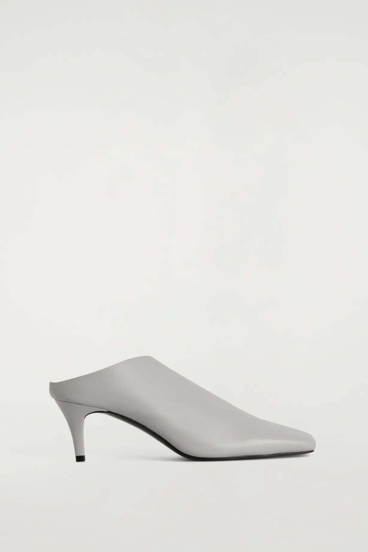 DRAPIERTE MULES AUS LEDER MIT KITTEN-HEEL