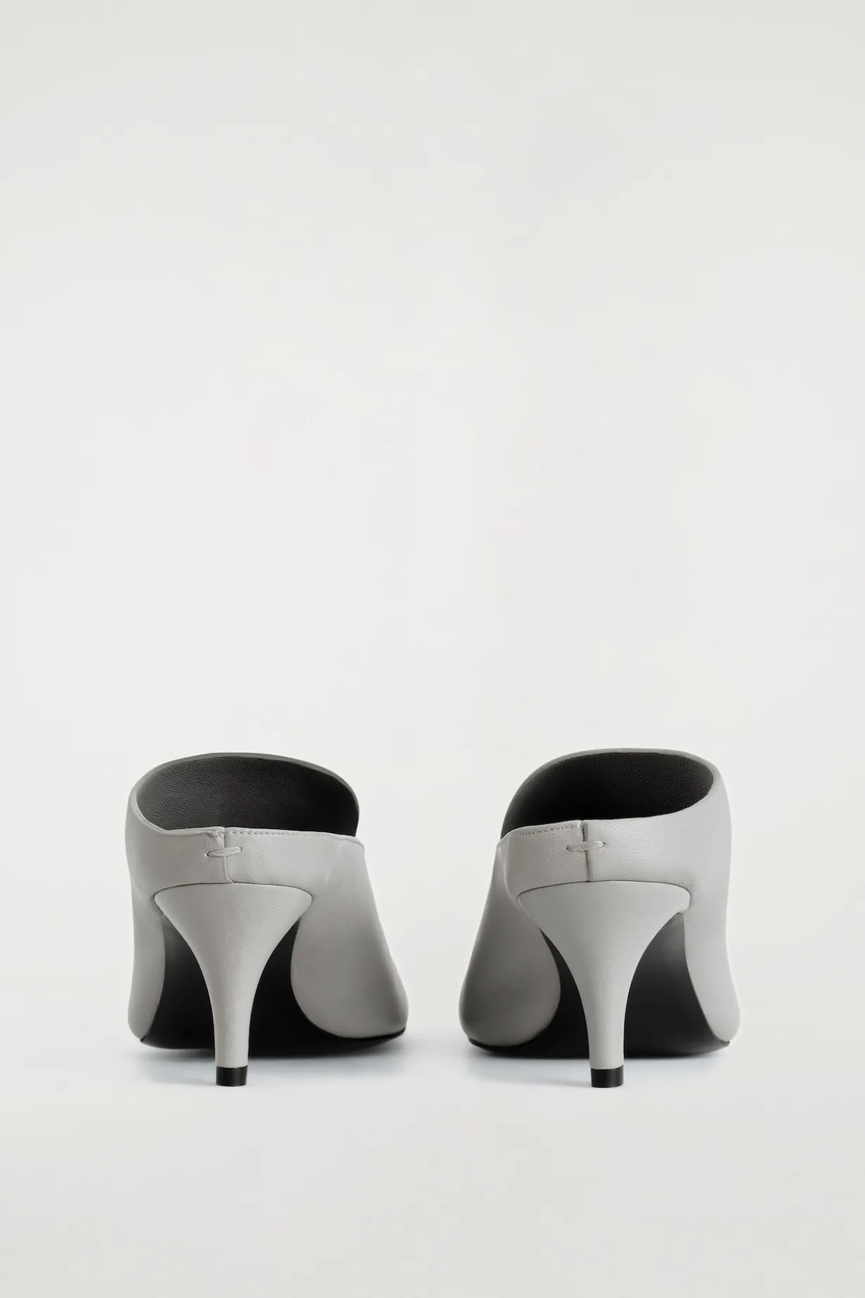 DRAPIERTE MULES AUS LEDER MIT KITTEN-HEEL