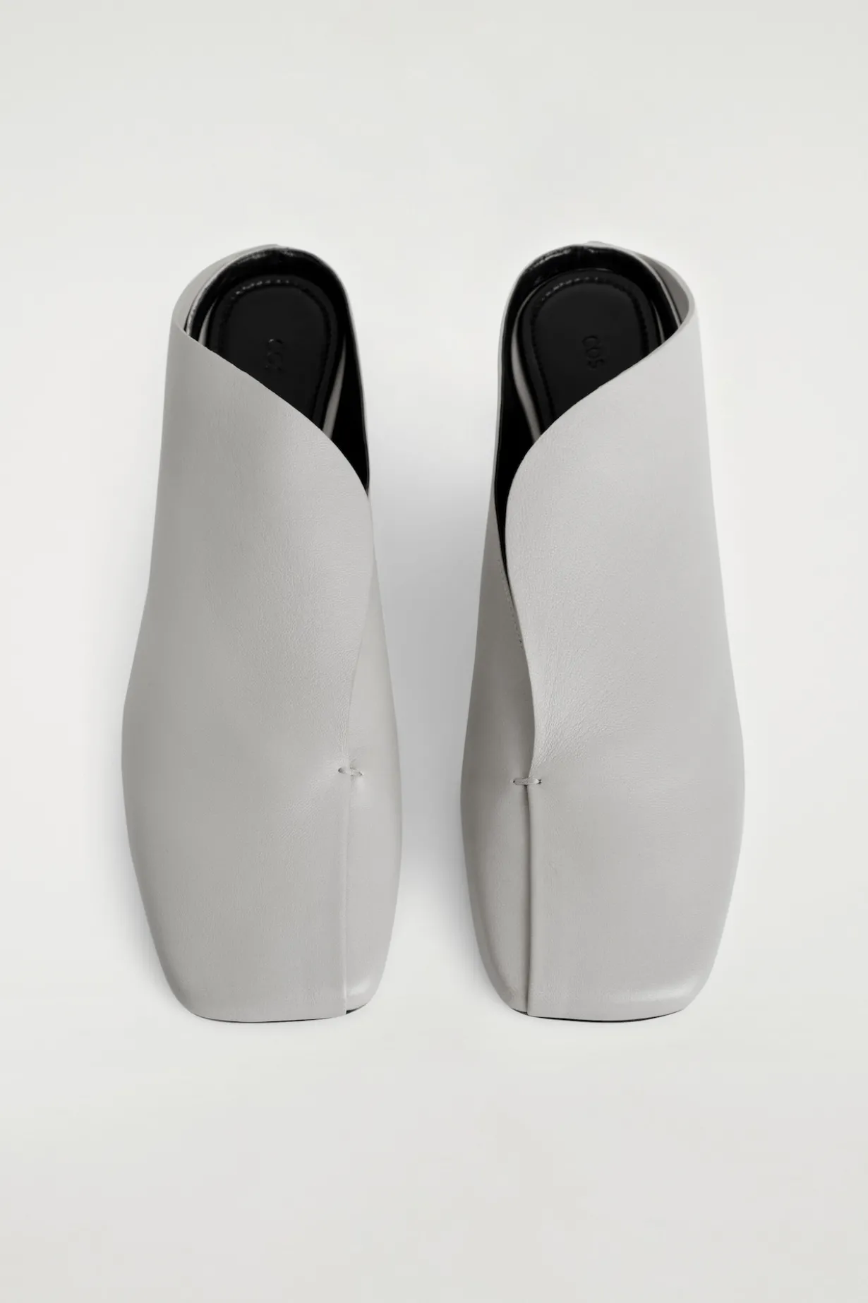 DRAPIERTE MULES AUS LEDER MIT KITTEN-HEEL
