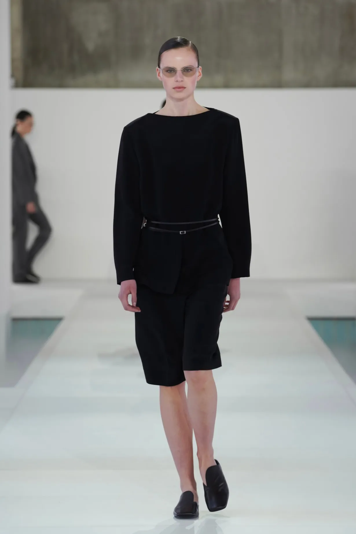 DRAPIERTE MULES AUS LEDER