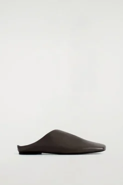 DRAPIERTE MULES AUS LEDER